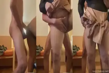 Cewek nakal nungging manja siap dientot