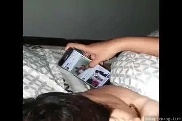 Lagi Nonton Youtube Malah Diajak Ngewe Sampe Kasur Ambruk