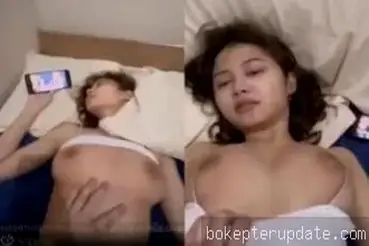 Sambil nonton video panas buka memek buat digebukin abang